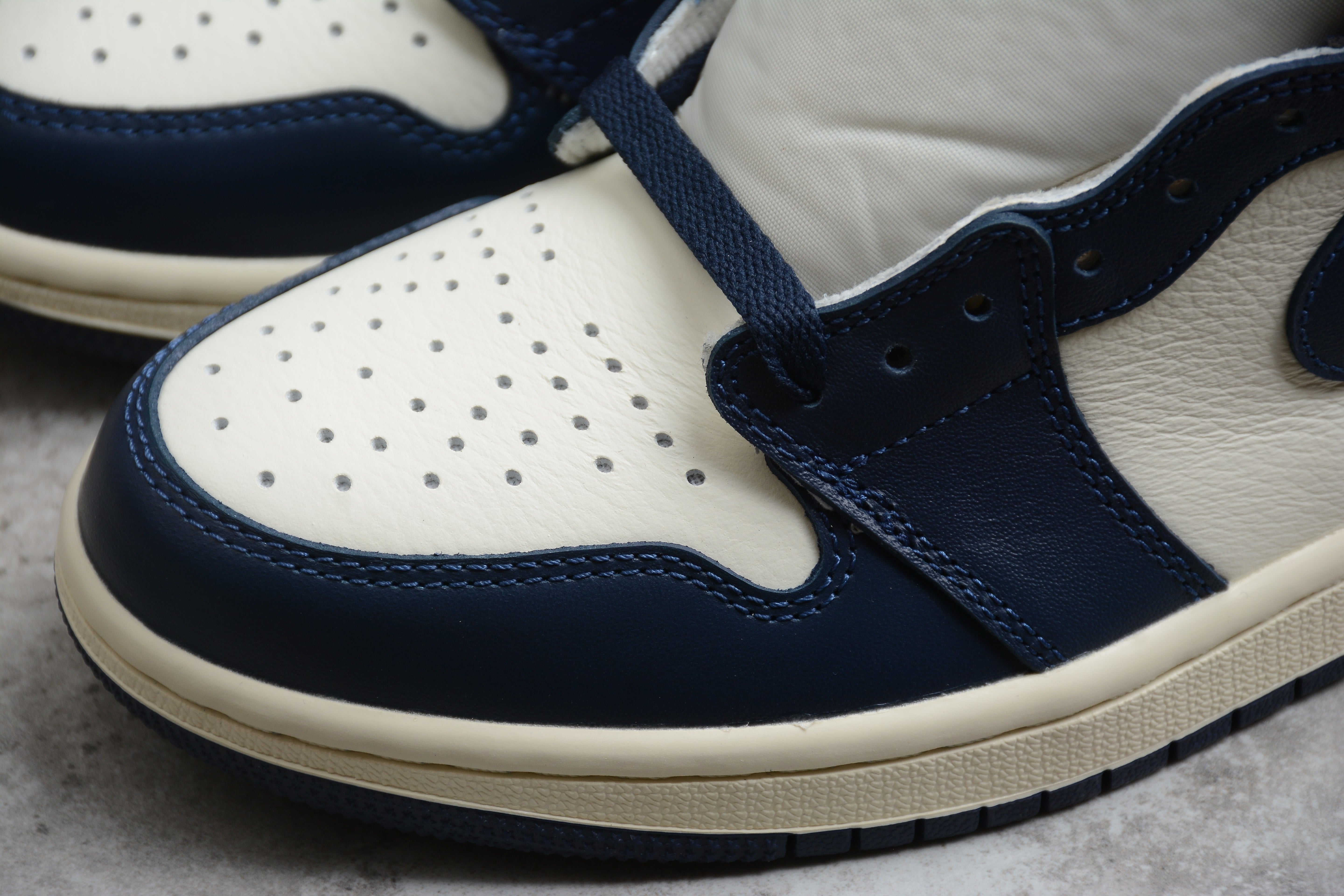 Jordan 1 Retro High Obsidian