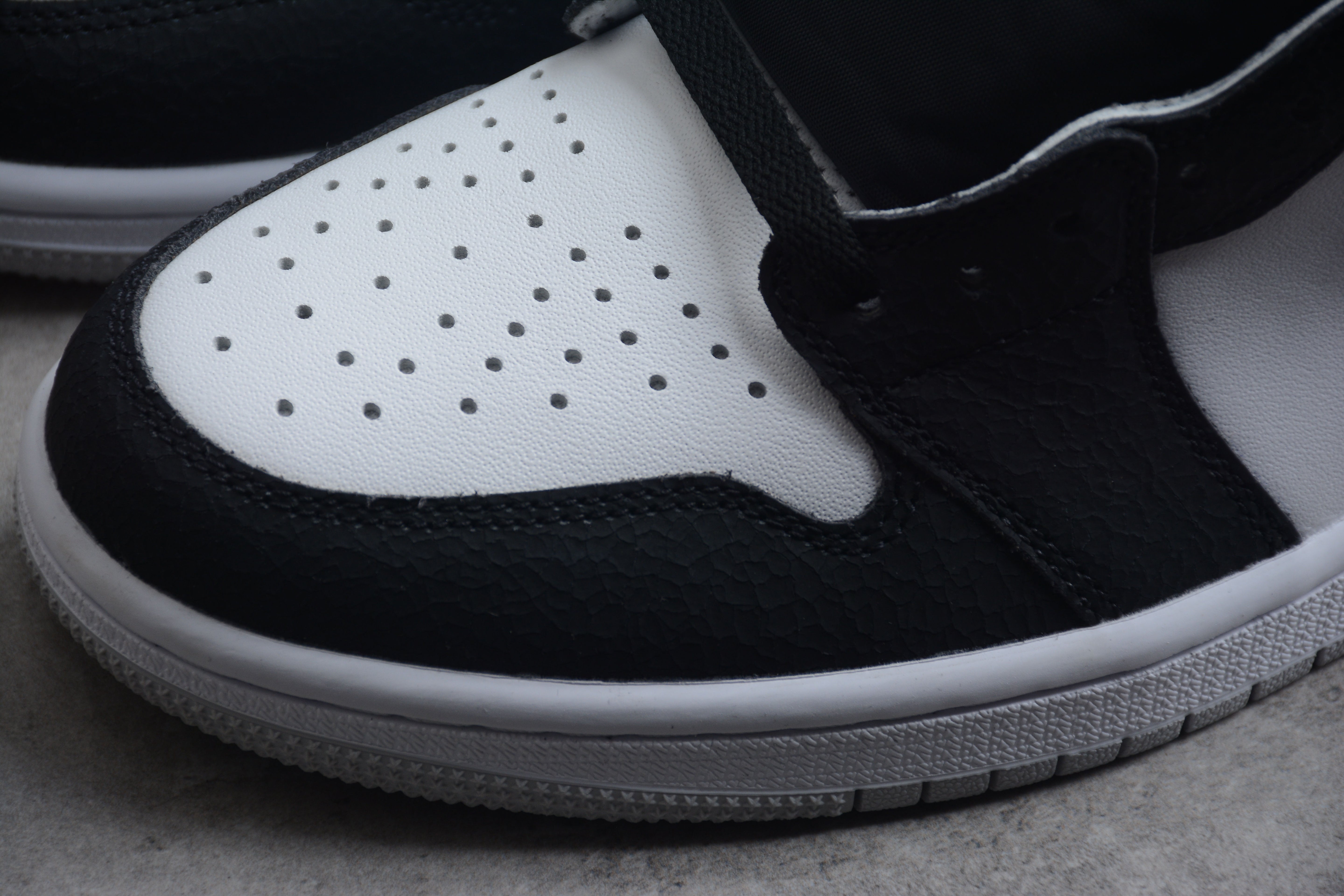 Jordan 1 Retro High OG Bleached Coral