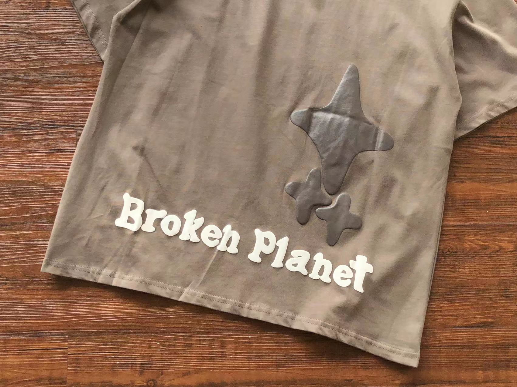 T-Shirt Broken Planet Trust Your Universe