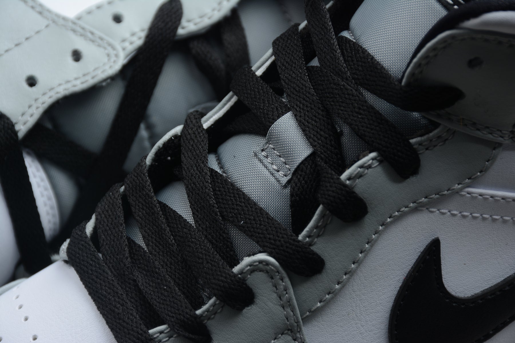 Jordan 1 Mid Light Smoke Grey