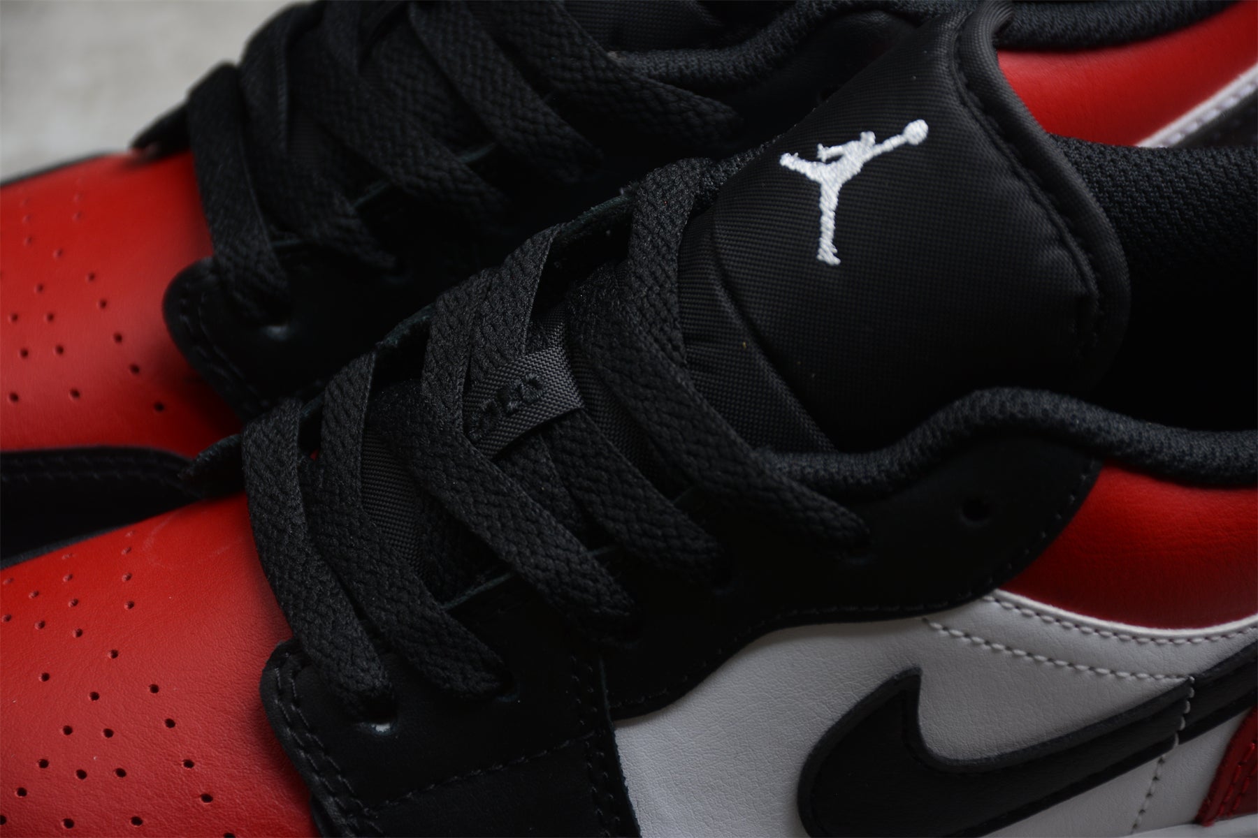 Jordan 1 Low Bred Toe