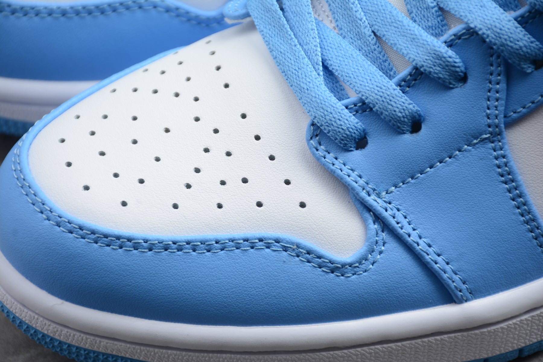 Jordan 1 Low UNC