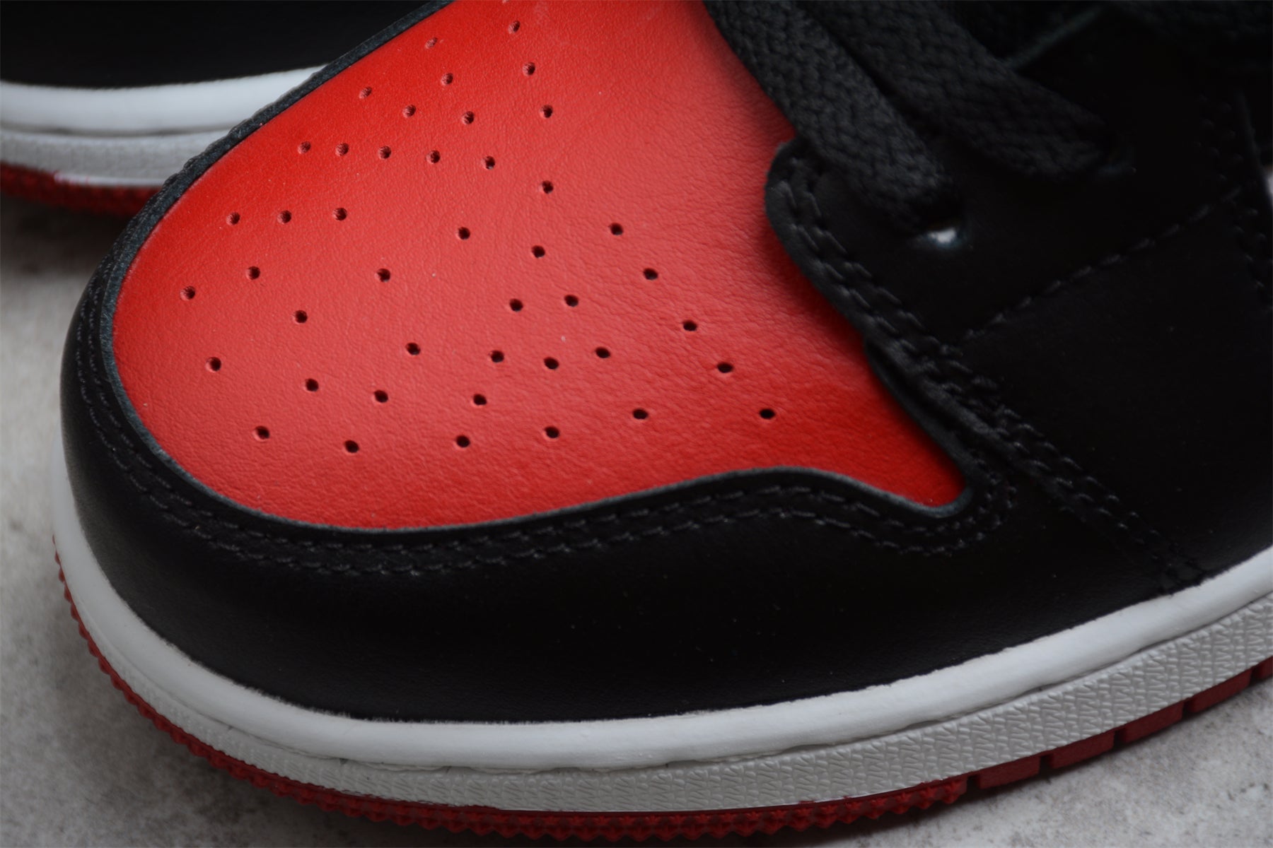 Jordan 1 Low Bred Toe