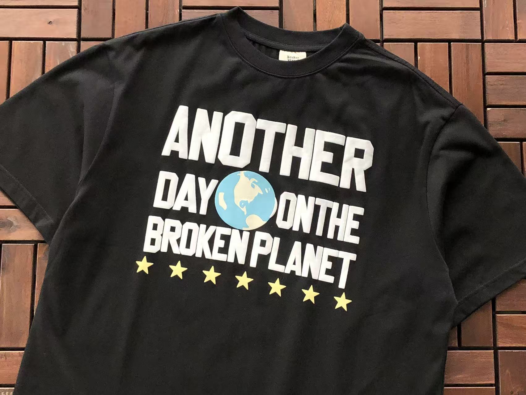 T-Shirt Broken Planet