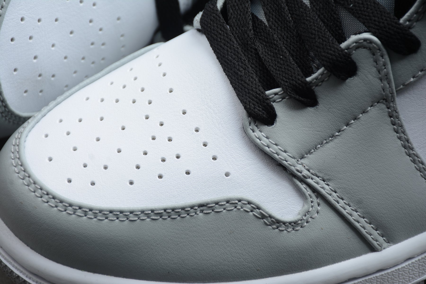 Jordan 1 Mid Light Smoke Grey