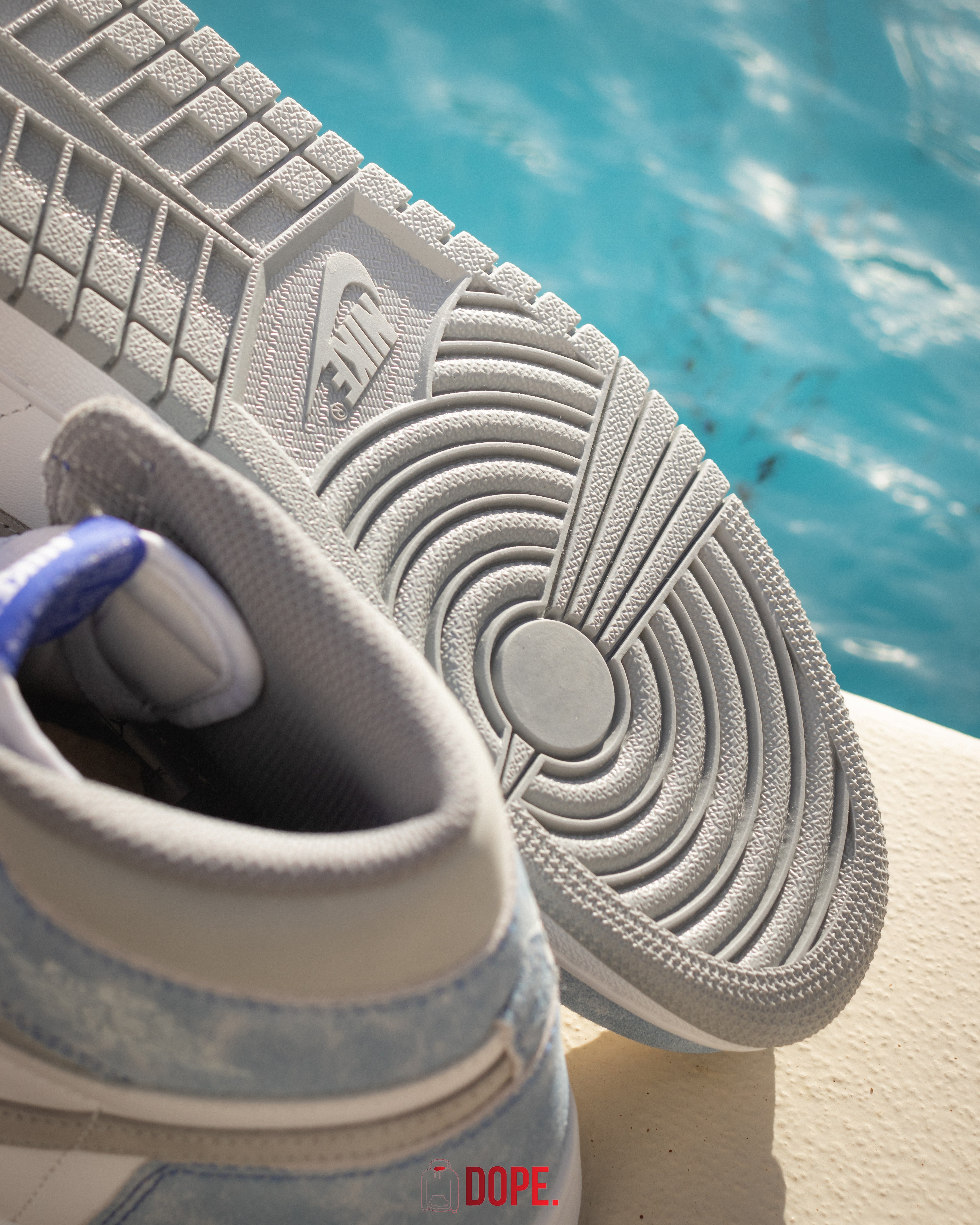 Jordan 1 Retro High Hyper Royal Smoke Grey